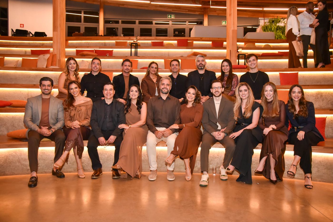 Foto de grupo dos convidados e anfitriões nas arquibancadas