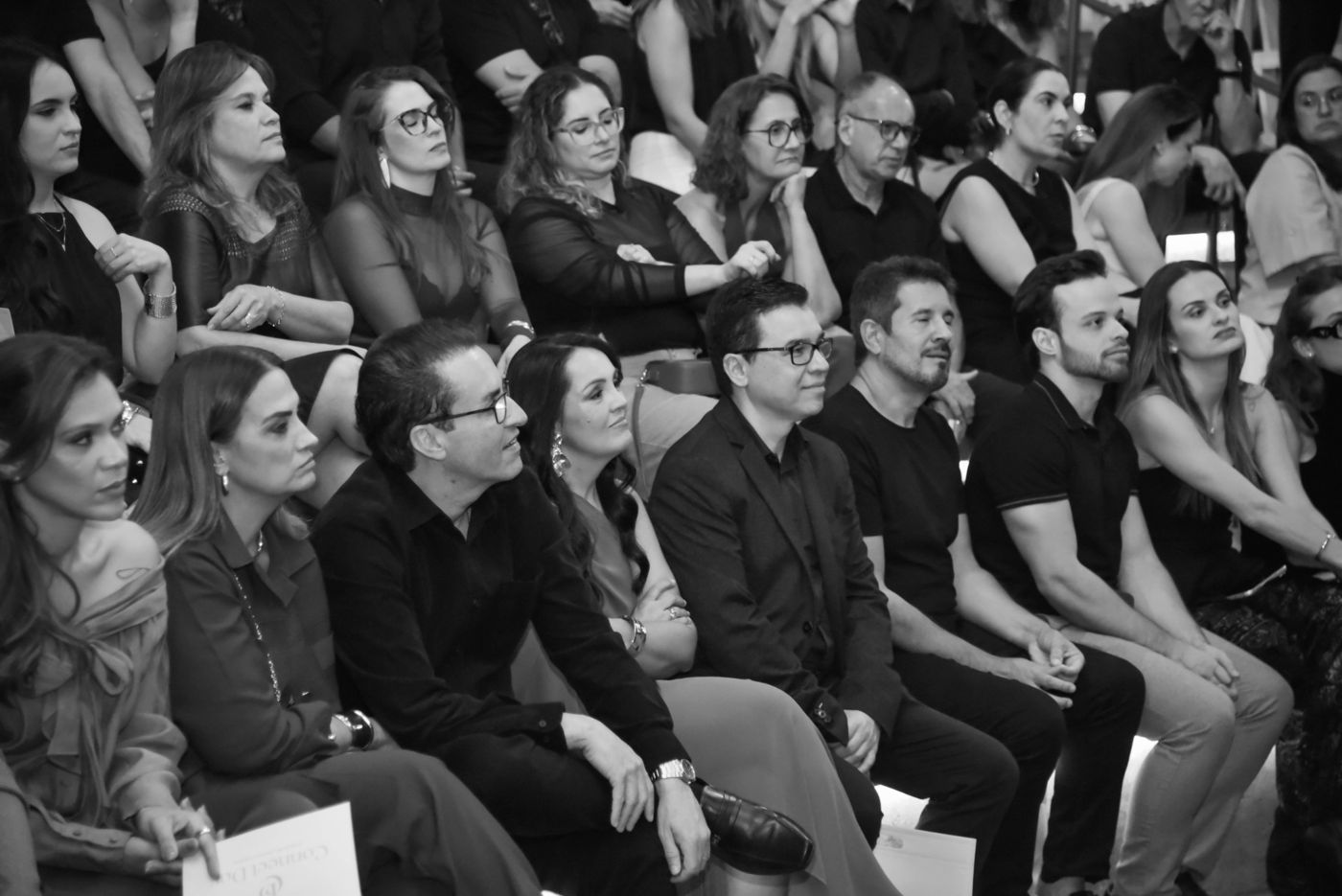 Plateia atenta durante o evento, em preto e branco