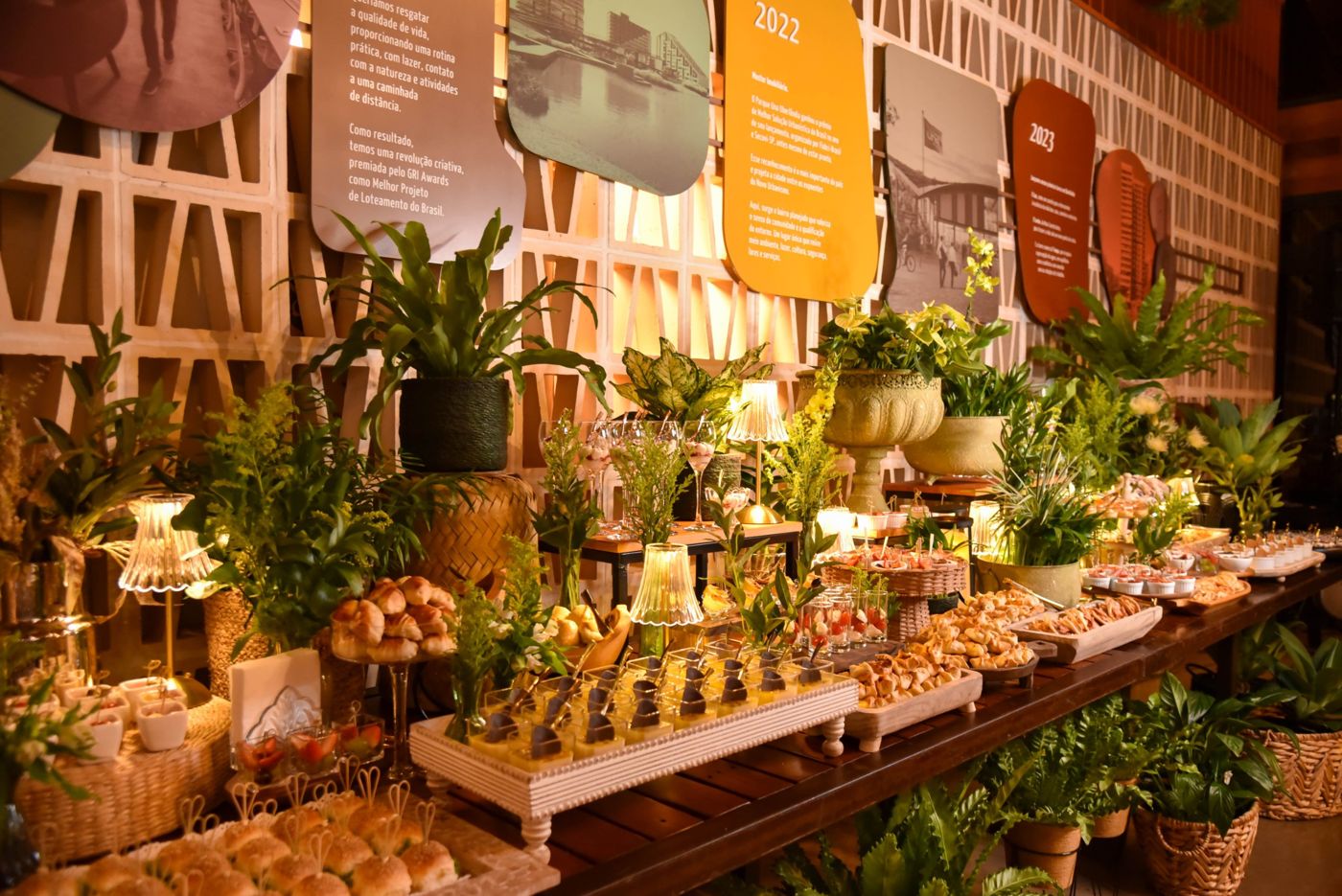 Mesa de buffet em ângulo com painéis ao fundo