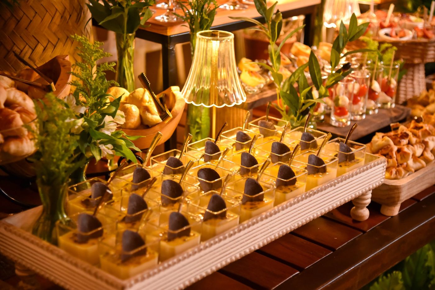 Sobremesas em copinhos com cobertura de chocolate